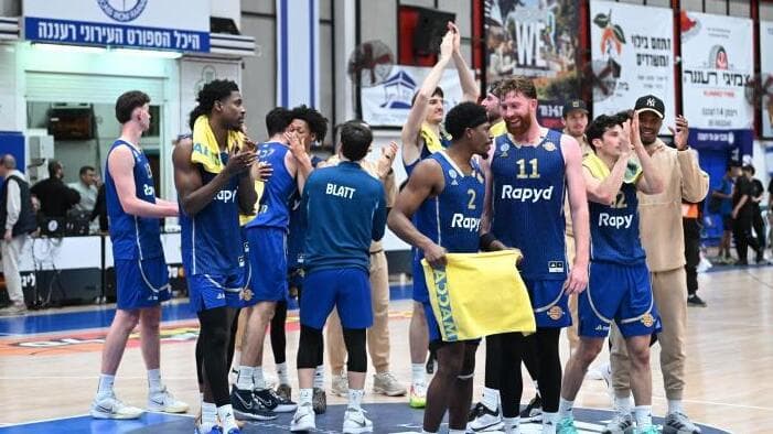 שחקני מכבי ת"א  נינוחים בסיום