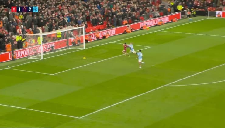 ה"הכשלה" של הולאנד על סובוסלאי בהמשך המהלך (צילום מסך: מהטלוויזיה) ה"הכשלה" של הולאנד על סובוסלאי בהמשך המהלך