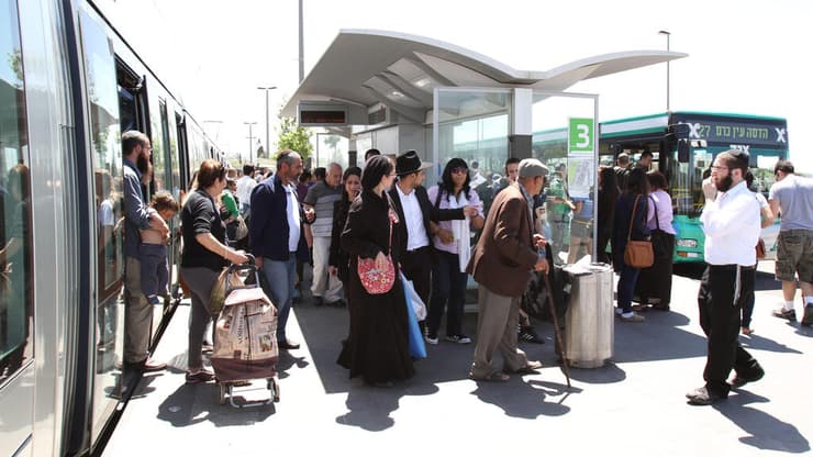 נוסעים בתחנת אוטובוס בירושלים