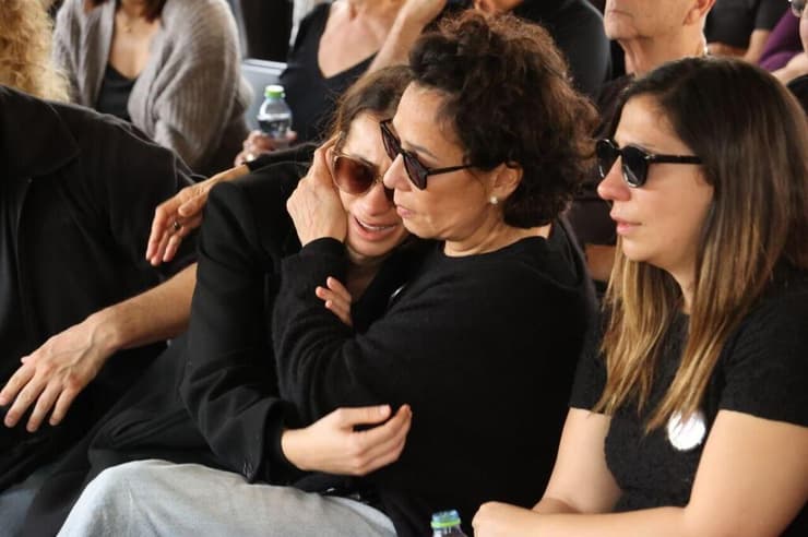 בנות משפחת כספי בהלווייתו של מתי כספי (צילום: מוטי קמחי) שלום חנוך, מתוך הלוויתו של מתי כספי