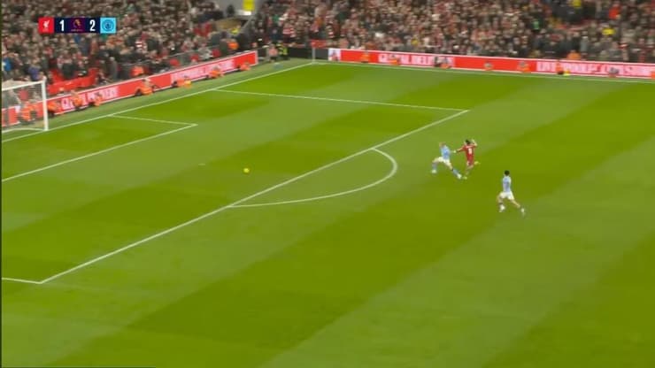 העבירה של סובוסלאי על הולאנד בזמן שהכדור מתגלגל לרשת (צילום מסך: מהטלוויזיה) העבירה של סובוסלאי על הולאנד בזמן שהכדור מתגלגל לרשת