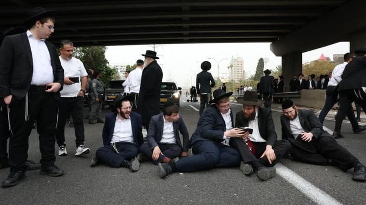 הפגנת חרדים בצומת קוקה קולה