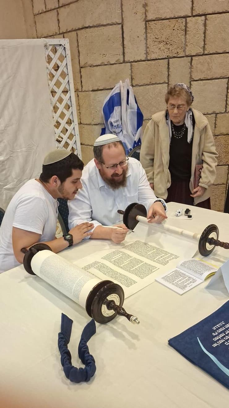 כתיבת אות בספר התורה לזכרו של סרן (במיל') נריה זיסק