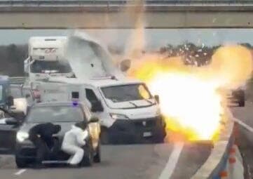  איטליה ברינדיסי שוד רכב משוריין להובלת מזומנים מול המצלמות