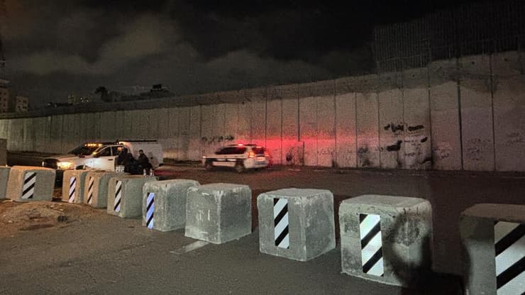 הבטונדות שהציבה המשטרה בפברואר (צילום: גיל יוחנן) הבטונדות שהציבה המשטרה