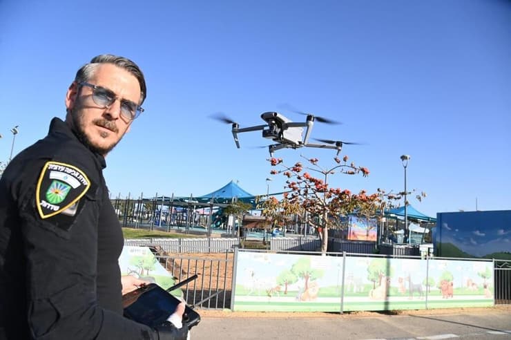 הרחפן בפעולה ליד גינת כלבים