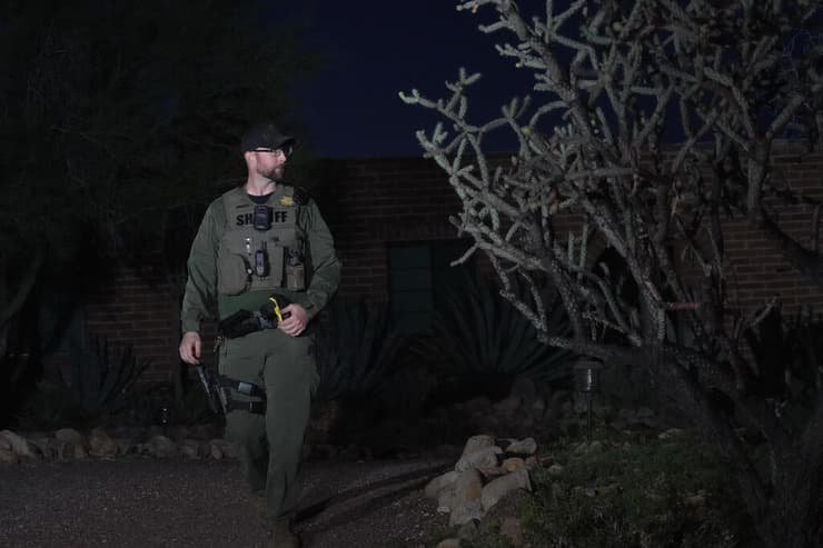 שוטרים עורכים חיפוש באזור ביתה של ננסי גאת'רי שנחטפה טוסון אריזונה ארה"ב