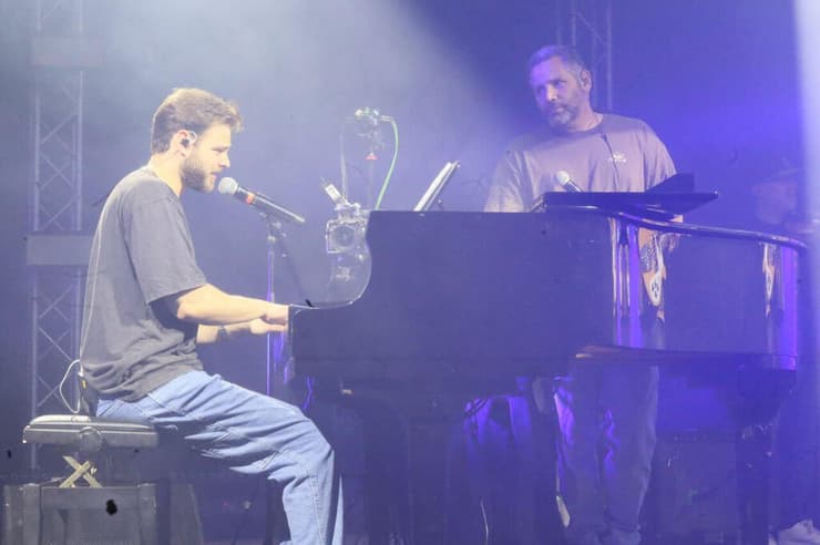 הופעה של שורד השבי, אלון אהל