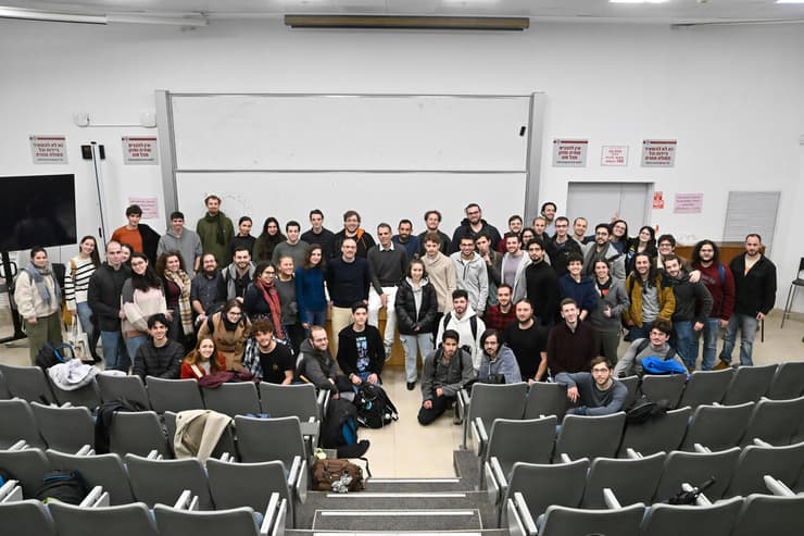 דואלמן עם הסטודנטים בהרצאה בפקולטה לפיזיקה