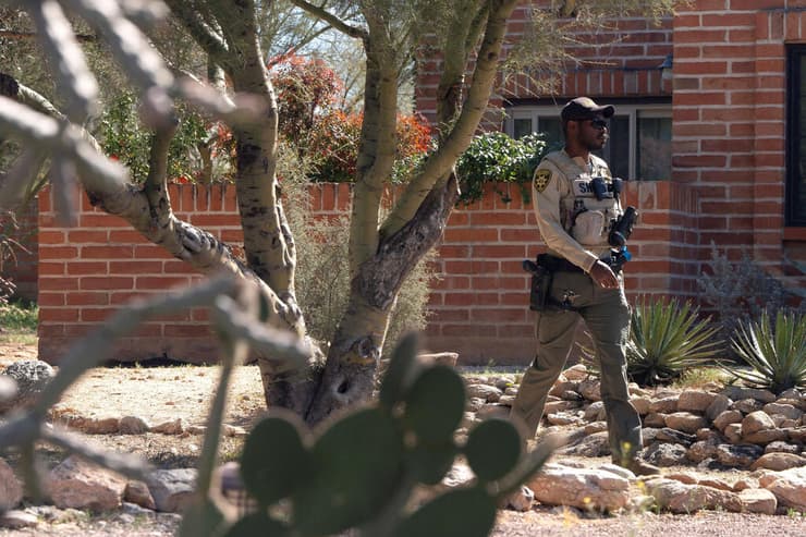 שוטרים עורכים חיפוש באזור ביתה של ננסי גאת'רי שנחטפה טוסון אריזונה ארה"ב
