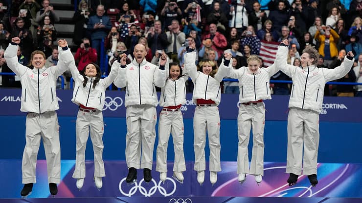 נבחרת ארה"ב בהחלקה אמנותית על הפודיום