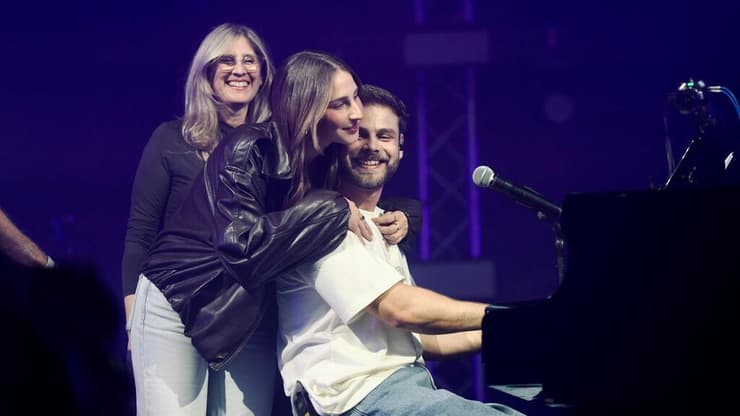 אלון אהל ובני משפחתו