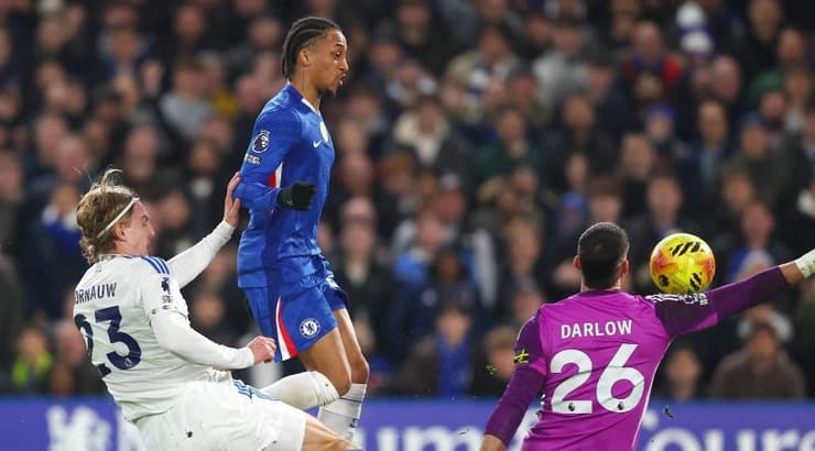 ז'ואאו פדרו מקפיץ מעל קארל דרלואו