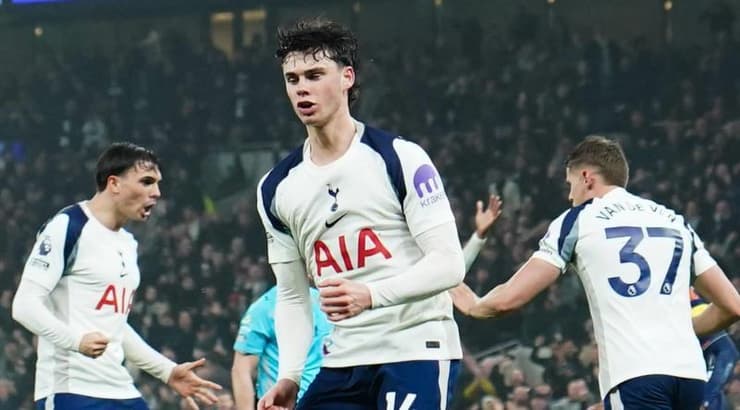 ארצ'י גריי חוגג