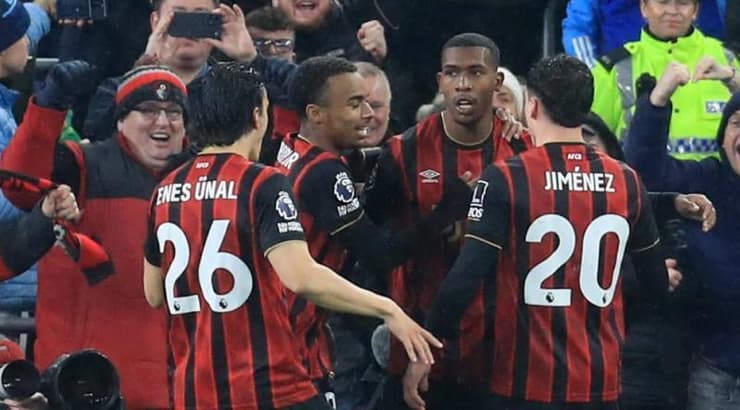 שחקני בורנמות' חוגגים