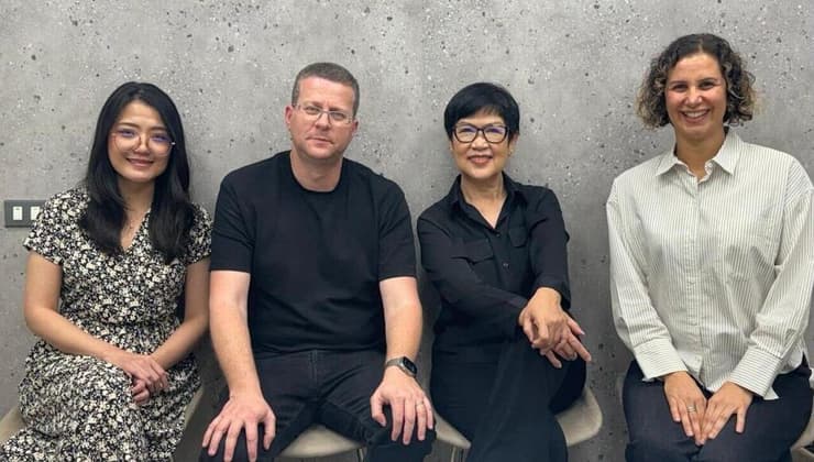 מימין לשמאל:  ד״ר מיטל פוגל שמחוני- מרצה בתוכנית  Professor Bussakorn Binson, D.Phil ד״ר גל אברמובסקי - ראש התוכנית לטיפול באומנות , בית ברל. Nisara Jaroenkajornkij, Ph.D. מרצה בתכנית