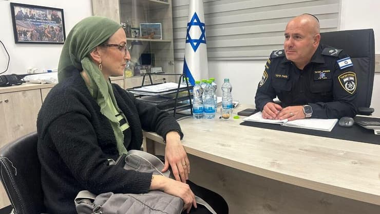 פקד מחוז ש״י, ניצב משה פינצ׳י בפגישה עם אמו ובני משפחתו של הנעדר מוישי קליינרמן