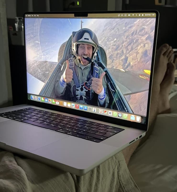 מקס נהנה ממתנת יום ההולדת