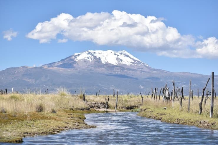 הר הגעש סארה סארה בפרו, שם התגלתה אחת מארבע המומיות של הבנות הצעירות שהועלו קורבן