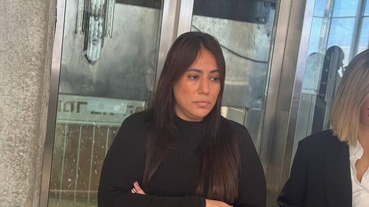 רוית אלמנתו של מור טויזר בבית המשפט