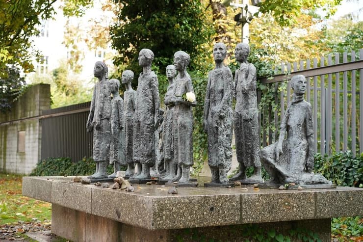 אנדרטה לקורבנות הפאשיזם היהודים בבית הקברות היהודי הישן ברובע מיטה בברלין