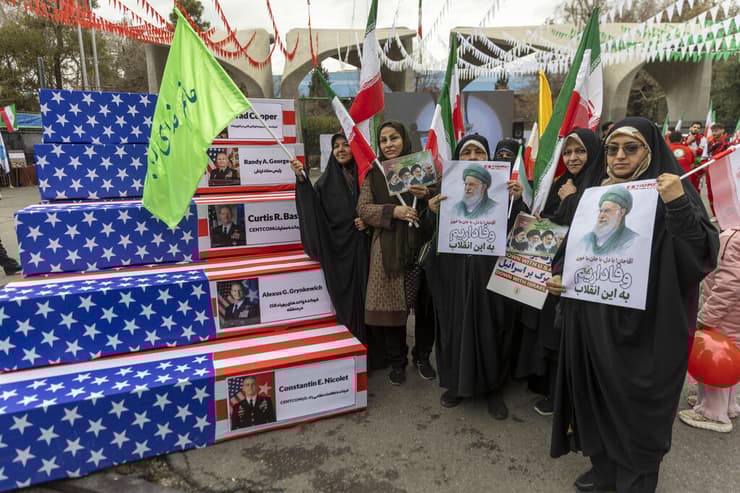 טהרן איראן ארונות קבורה עם תמונות של גנרלים של צבא ארה"ב בהם מפקד CENTCOM בראד קופר במיצג לרגל ציון יום השנה ה-47 של המהפכה האיסלאמית