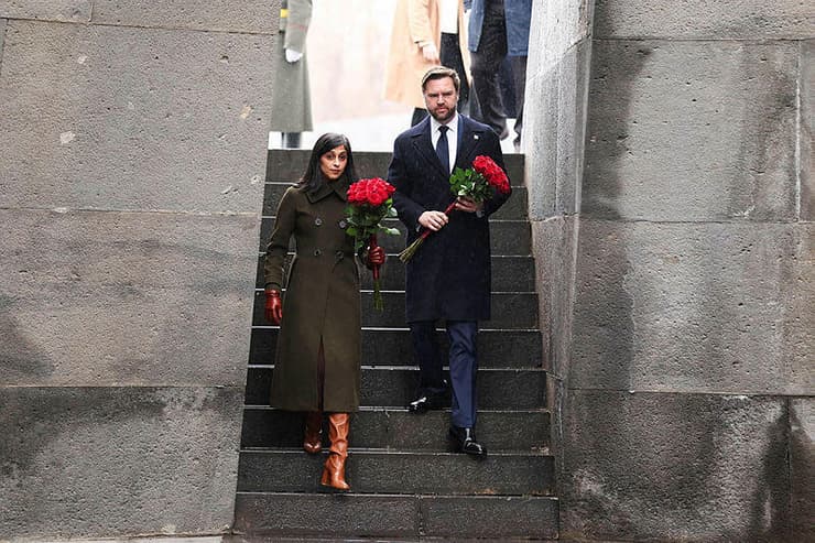 סגן נשיא ארה"ב ג'יי די ואנס ורעייתו אושה באנדרטה לזכר קורבנות רצח העם הארמני בירוואן