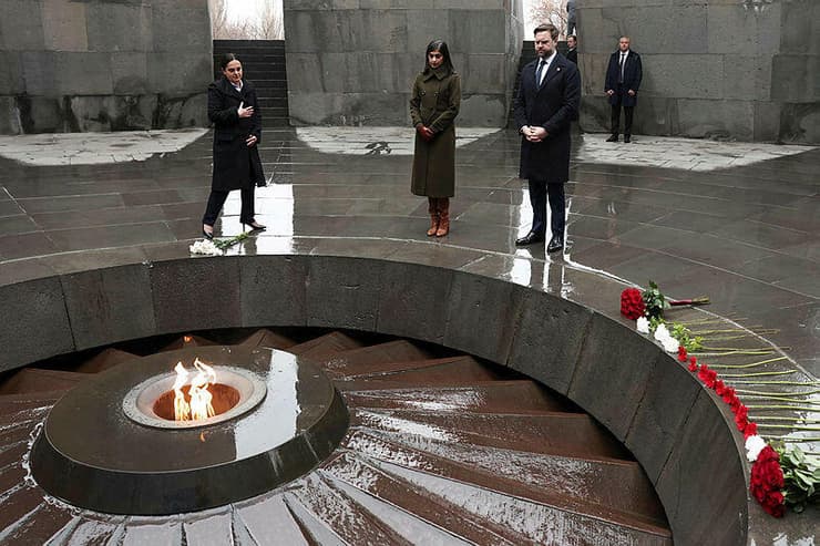 סגן נשיא ארה"ב ג'יי די ואנס מבקר באנדרטה לזכר קורבנות רצח העם הארמני בירוואן