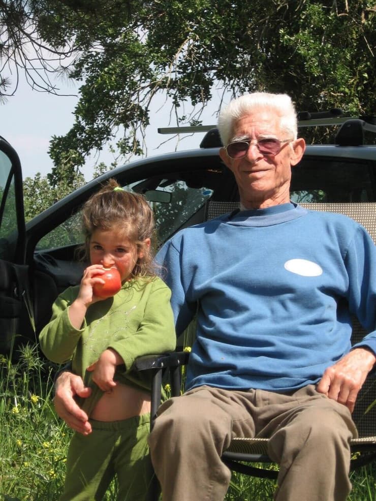 "אבא היה קורן מאושר וגאווה לראות את נכדתו האהובה מקבלת את סיכת המ"מ שלו". יעקב ז"ל עם ע' בילדותה   