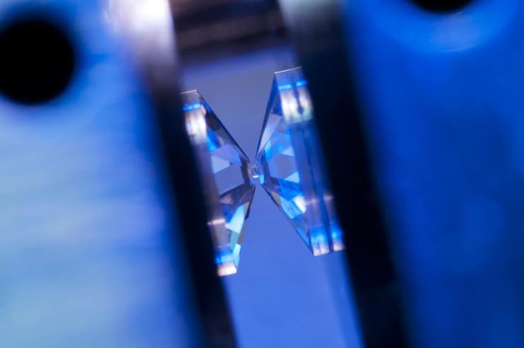 תא סדן יהלום, בו השתמשו החוקרים לכימות המימן בליבת כדור הארץ