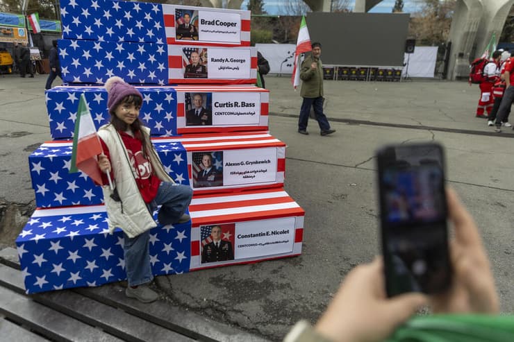 טהרן איראן ארונות קבורה עם תמונות של גנרלים של צבא ארה"ב בהם מפקד CENTCOM בראד קופר במיצג לרגל ציון יום השנה ה-47 של המהפכה האיסלאמית