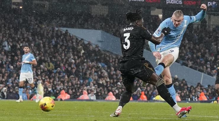 ארלינג הולאנד בועט