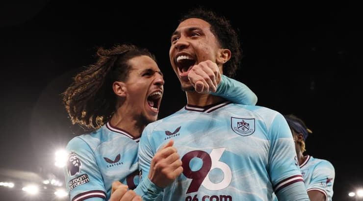 שחקני ברנלי חוגגים