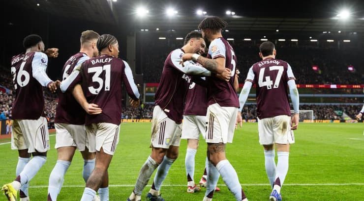 שחקני אסטון וילה חוגגים