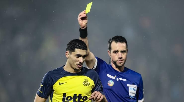 ענאן חלאילי מקבל את הכרטיס הצהוב