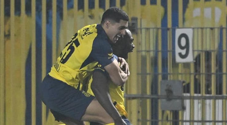 ענאן חלאילי חוגג את השער של פרומי דייויס