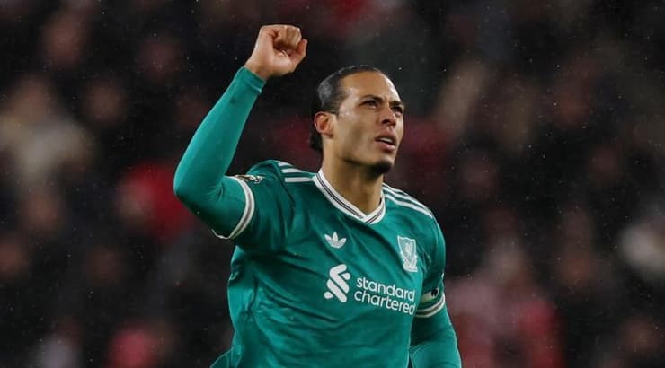 הקפטן חוגג את השער