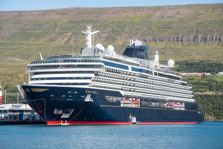 אקפסלורה 1 מול חופי איסלנד