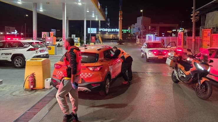 זירת פינוי הנער שנורה (צילום: דוברות איחוד הצלה) זירת הירי בתחנת דלק ליד יבנה