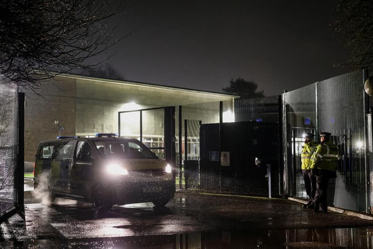 זירת מתקפה דקירות חשד ל פיגוע ב בית ספר לונדון בריטניה