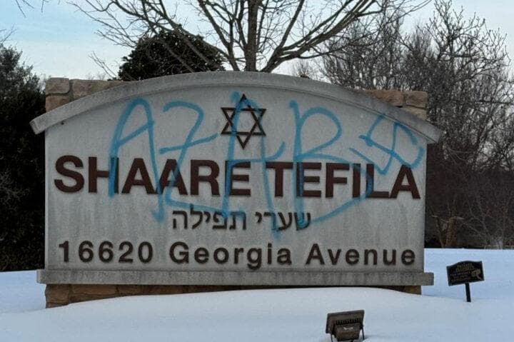 שלט של בית הכנסת שהושחת בצלב קרס