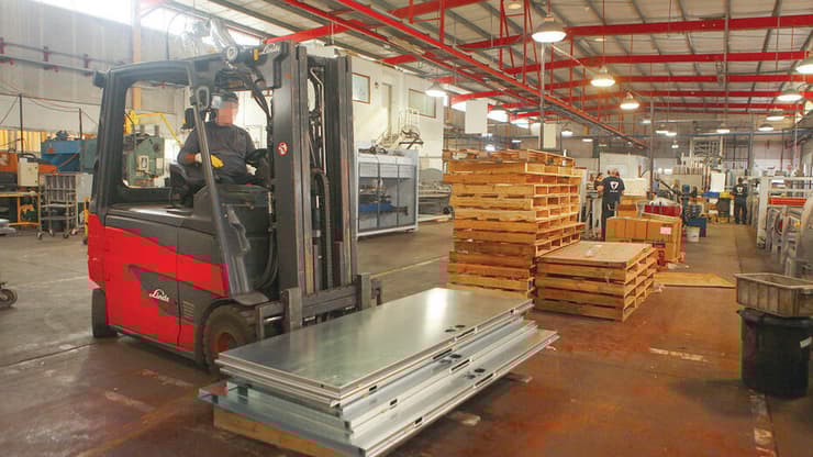 מפעל בישראל. האם מפעלים אחרים יעבירו פעילות לחו"ל?