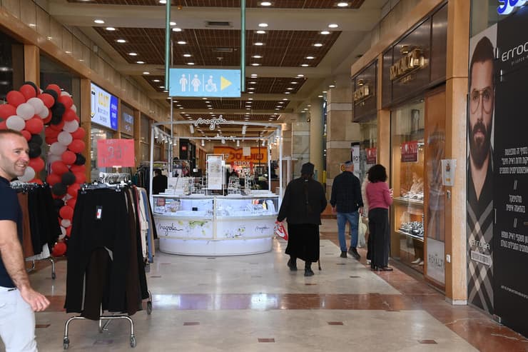 קניון ערד לאחר רכישתו על ידי חסידי גור