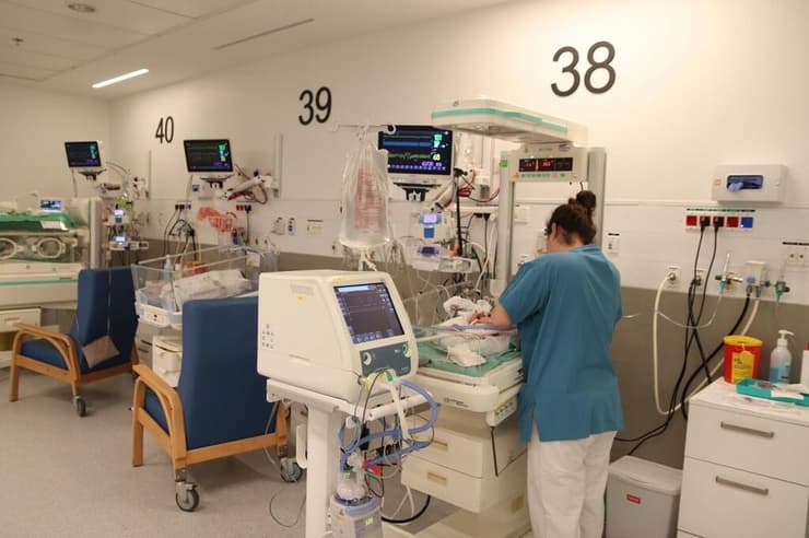 מחלקת הפגים בשניידר. "עושה כל מה שאת יכולה כדי להיטיב עם הטיפול של הילד"  