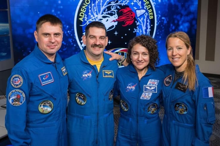 יחזירו את התחנה לתפקוד מלא אחרי כחודש עם צוות מצומצם בלבד. אנשי צוות 12 (מימין): סופי אדנו, ג'סיקה מאיר, ג'ק התאוויי ואנדריי פדיאייב