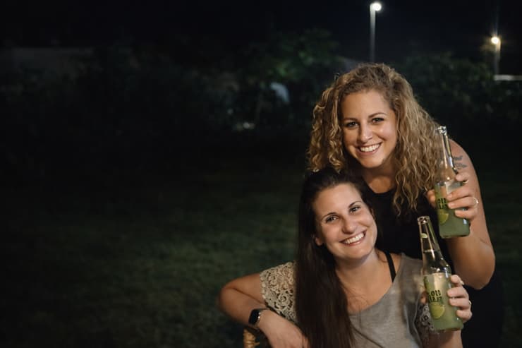 דלית רם אהרון עם שירי ביבס ז"ל, בתמונה שנוצרה באמצעות ChatGPT