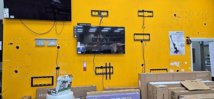 הורדת הטלוויזיות בחנות טרקלין חשמל בקניון ערד לבקשת חסידי גור