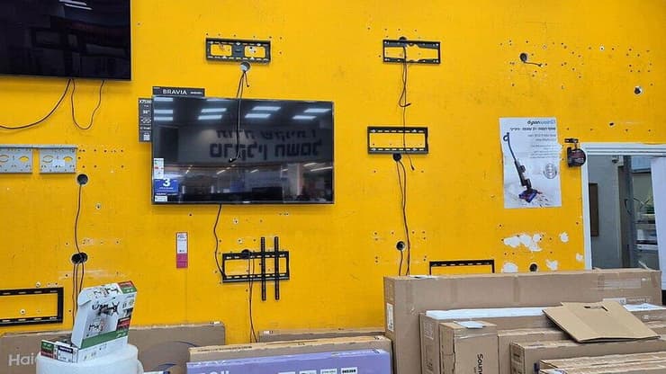 "דבר פסול". טלוויזיות שהוסרו בחנות טרקלין חשמל בקניון ערד (צילום: הרצל יוסף) הורדת הטלוויזיות בחנות טרקלין חשמל בקניון ערד לבקשת חסידי גור