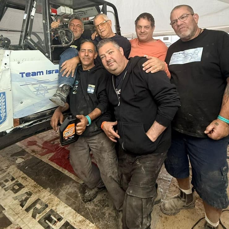 עודד (ימין מאחור) עם צוות המשלחת הישראלית במוקדמות למירוץ. מגשים את הצוואה של איתי     