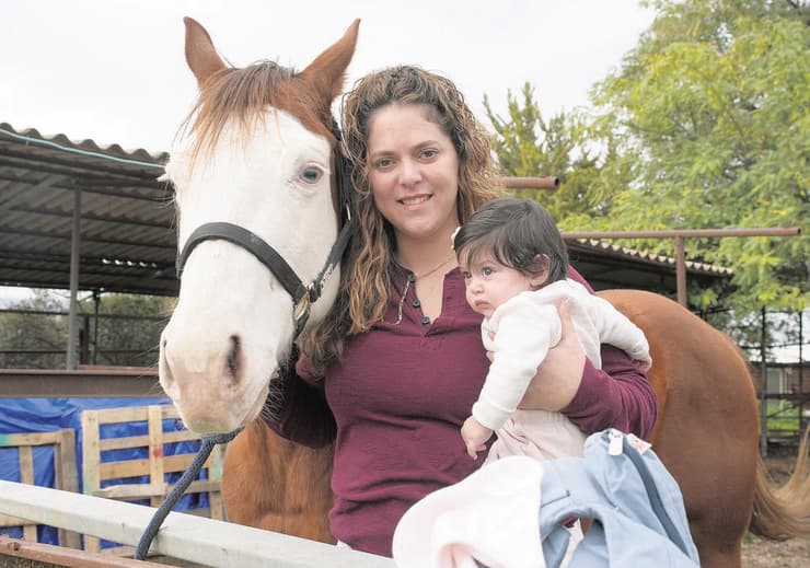 טליה מגידיש ובתה הלל. "באתי בשביל הנוף - ונשארתי בשביל ההתיישבות" (צילום: אפי שריר) טליה מגידיש ובתה הלל
